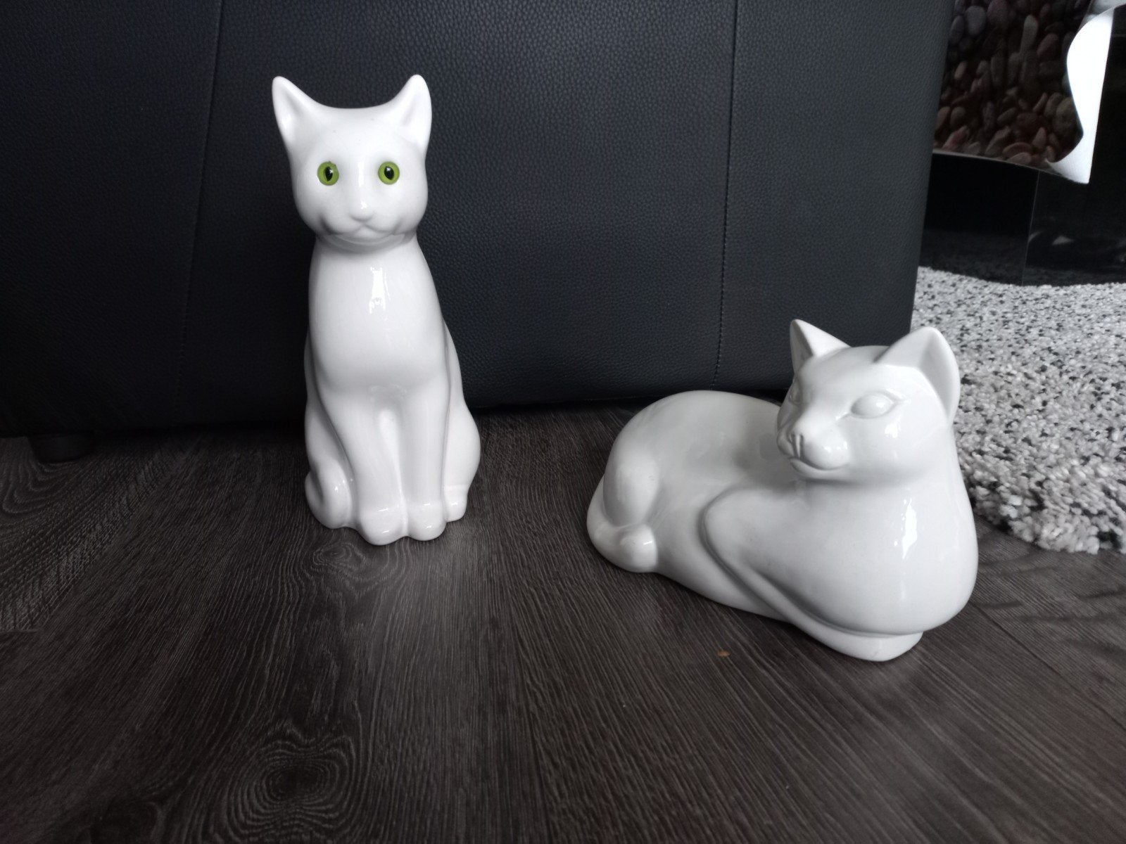 Set van 2 Witte Keramische Kattenbeeldjes met Groene Ogen, Ophalen of Verzenden, Gebruikt, Dier