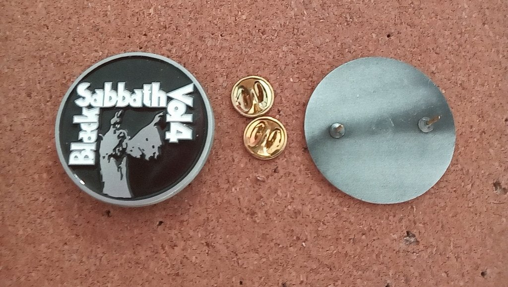 Black Sabbath vol 4 leuke nieuwe pin badge speld Ozzy, Ophalen of Verzenden, Nieuw, Overige typen