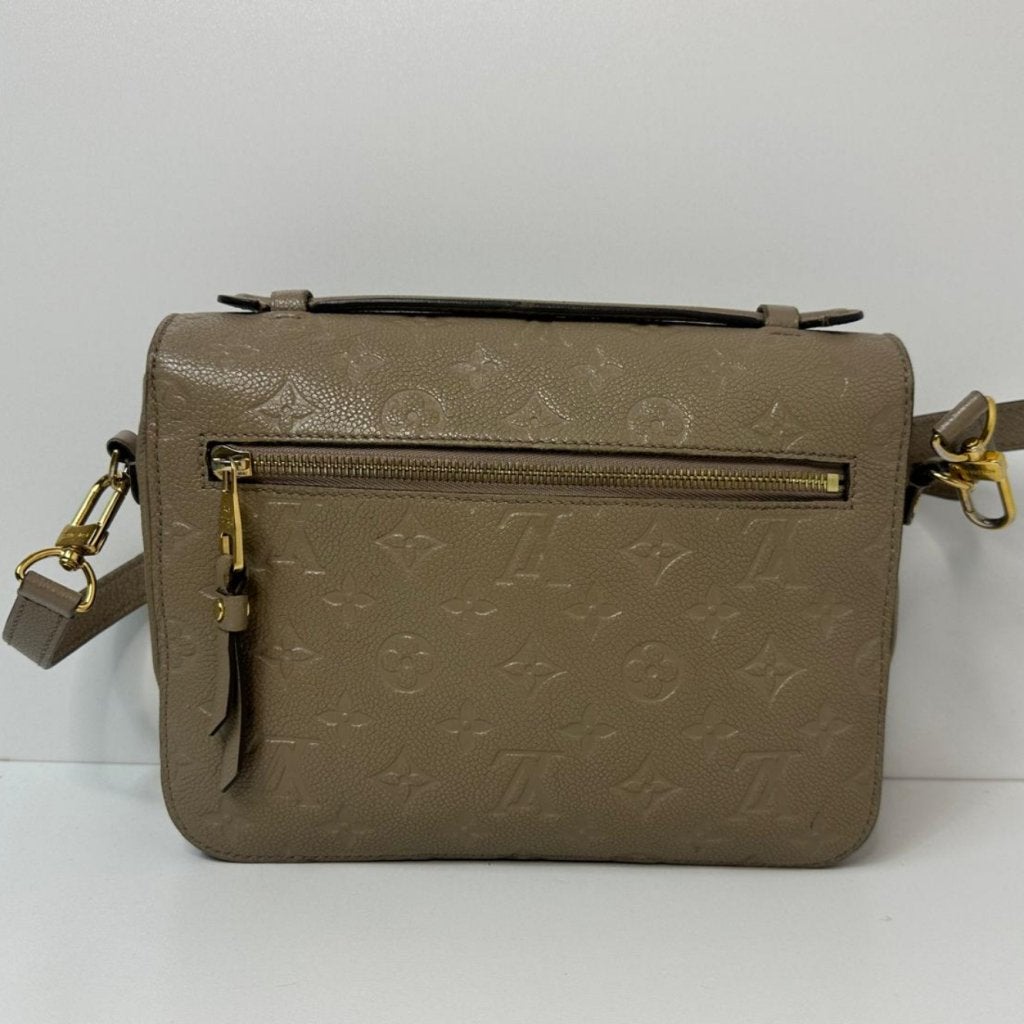 Louis Vuitton Pochette Metis M44881 Leder | gebruikte staat, Louis Vuitton, Gebruikt, Support@louisvuitton.com, 2 Rue du Pont Neuf
75001 Paris
France