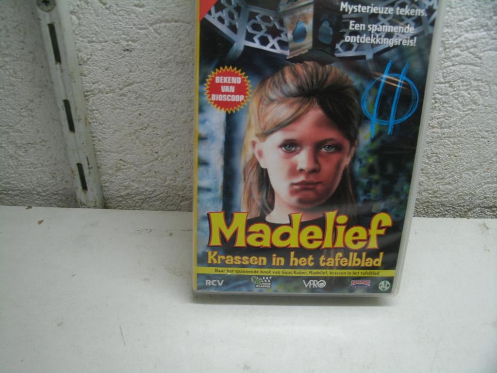 vhs 69a madelief krassen in het tafelblad, Alle leeftijden, Ophalen of Verzenden, Gebruikt