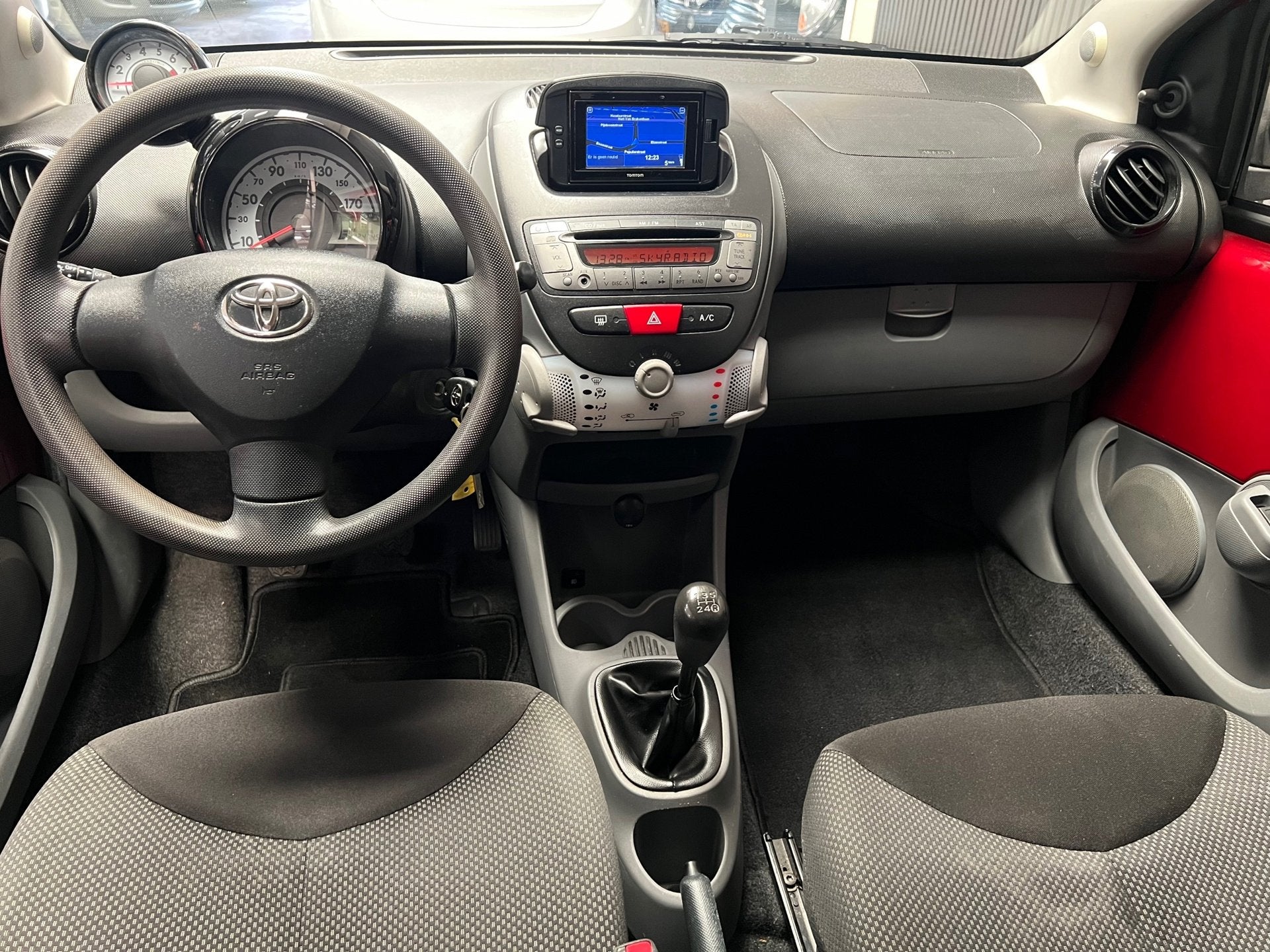 Toyota Aygo 1.0-12V Dynamic Navigator - 1e Eigenaar - NAP -, Voorwielaandrijving, Euro 5, Gebruikt, Zwart