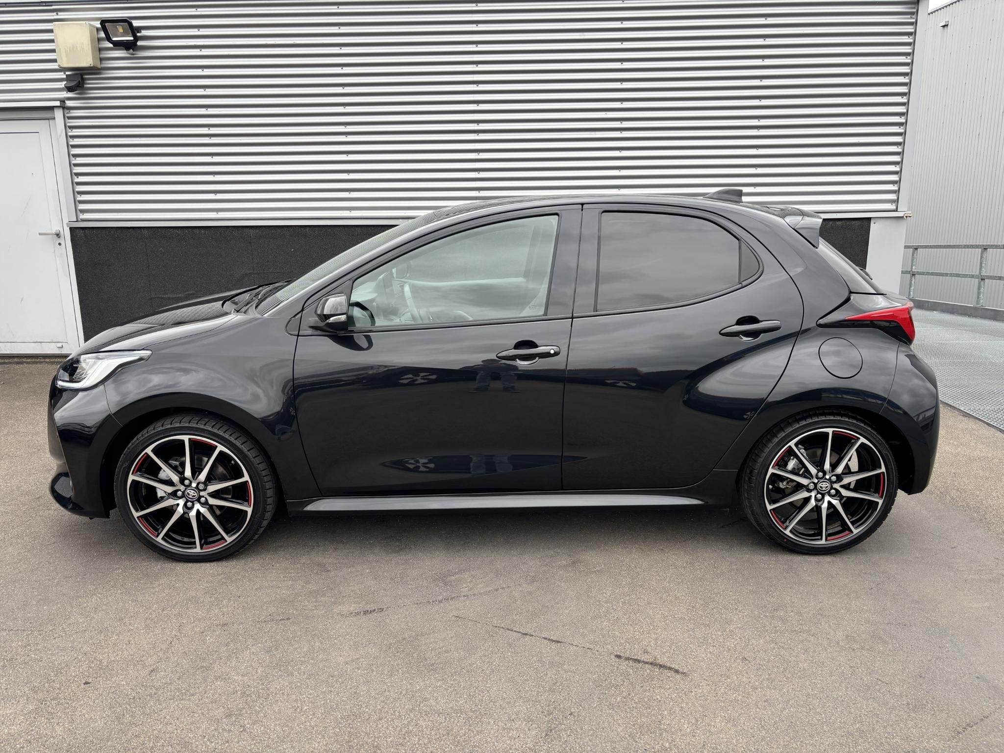 Toyota Yaris 1.5 Hybrid GR Sport Nieuw geleverd, 1e eign. Do, Auto's, Dealer onderhouden, 450 kg, Gebruikt, Euro 6