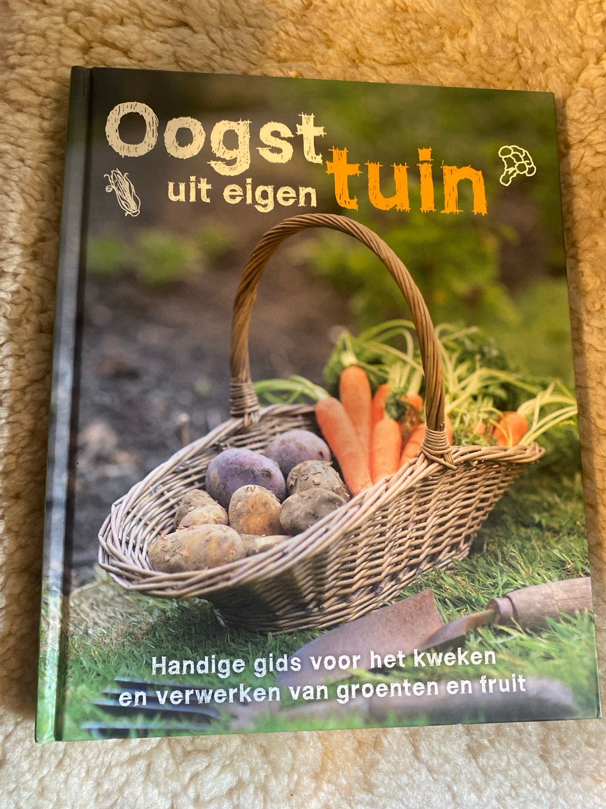 Oogst uit eigen tuin: Handige gids voor groenten en fruit, Boeken, Ophalen of Verzenden, Zo goed als nieuw, Moestuin