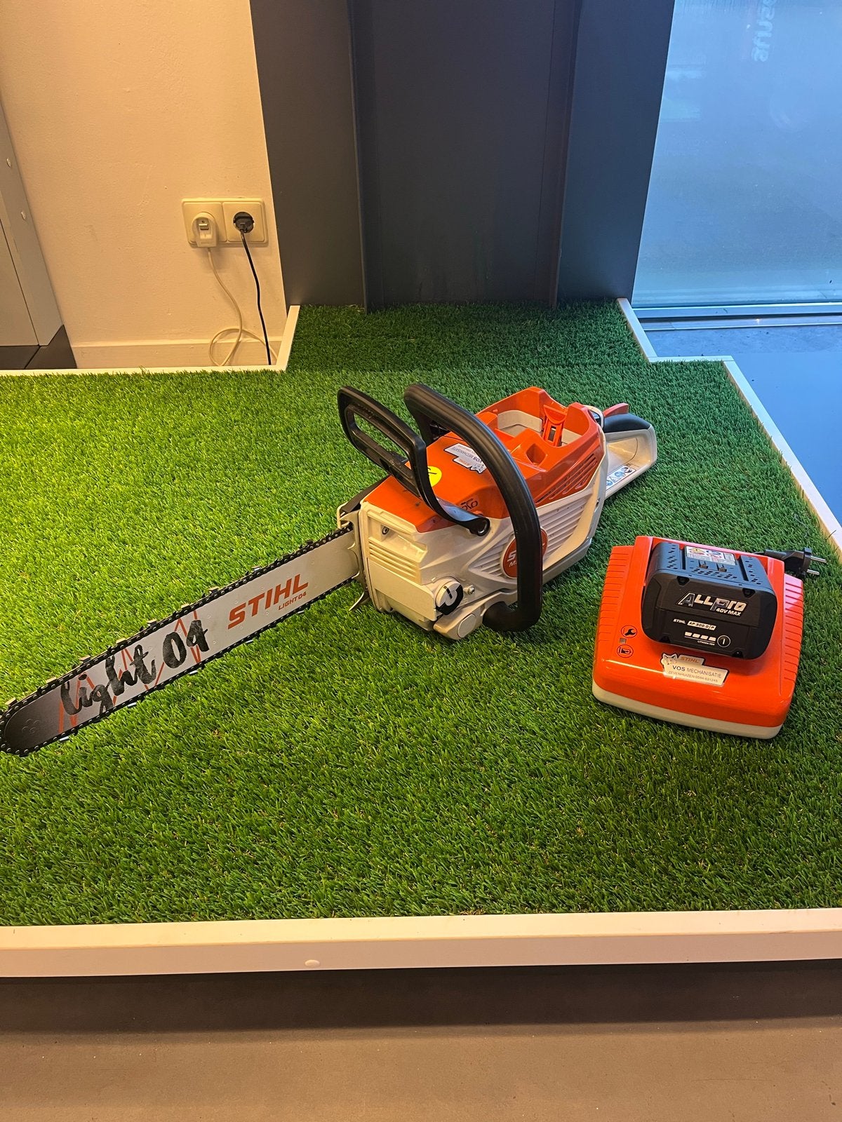 Stihl MSA 300 Accu Kettingzaag met Lader en Accu, Ophalen, Kettingzaag, Zo goed als nieuw, 30 tot 70 mm