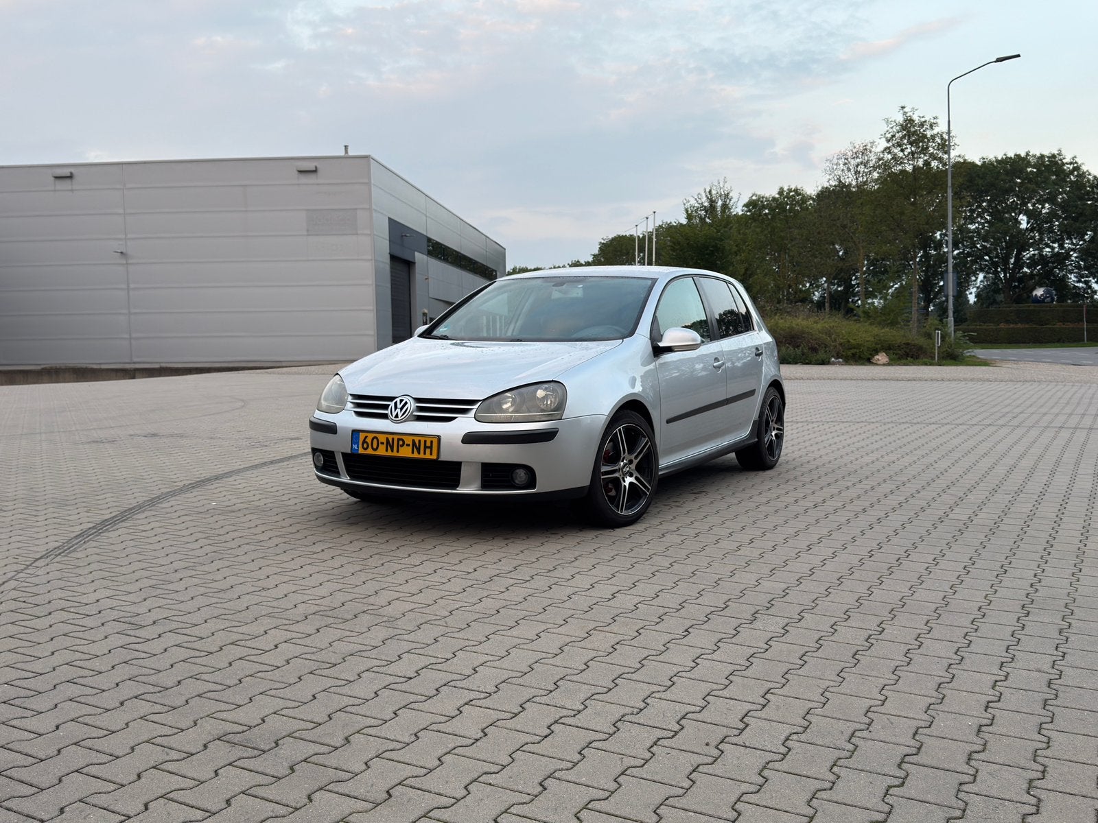 Volkswagen Golf 1.6 16V FSI 85KW 5D 2004 Grijs, Auto's, Voorwielaandrijving, 4 cilinders, 620 kg, Origineel Nederlands