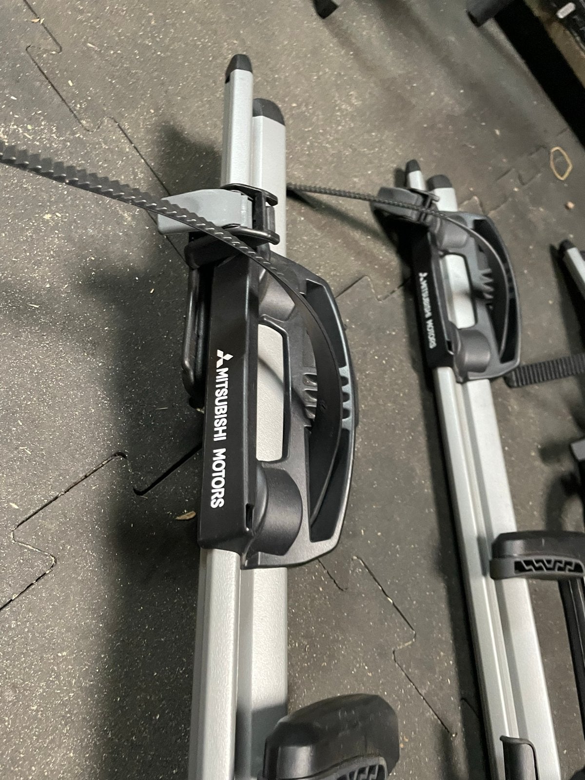 Thule ProRide 598 dak fietsendragers (4 stuks) Mitsubishi, Ophalen, 3 fietsen of meer, Gebruikt, Dakdrager