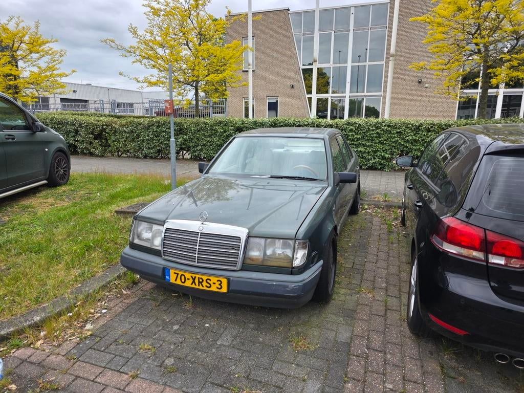 Mercedes-Benz 200-Serie 2.3 230 E AUT K6 1986 Groen, Auto's, Mercedes-Benz, Automaat, Achterwielaandrijving, 4 cilinders, 1290 kg
