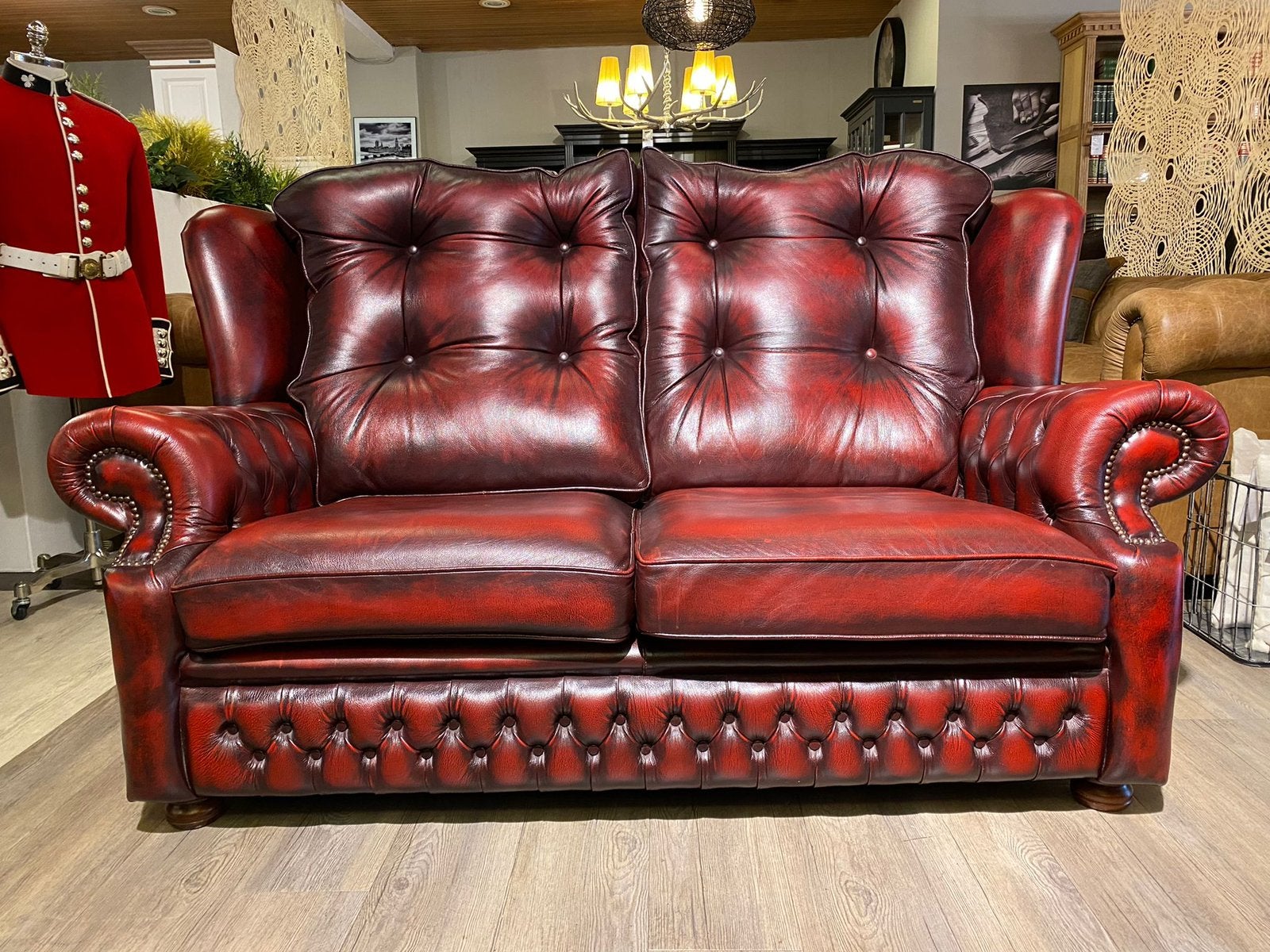 Engelse Springvale chesterfield 2,5 zits bank Suzanne rood, Ophalen of Verzenden