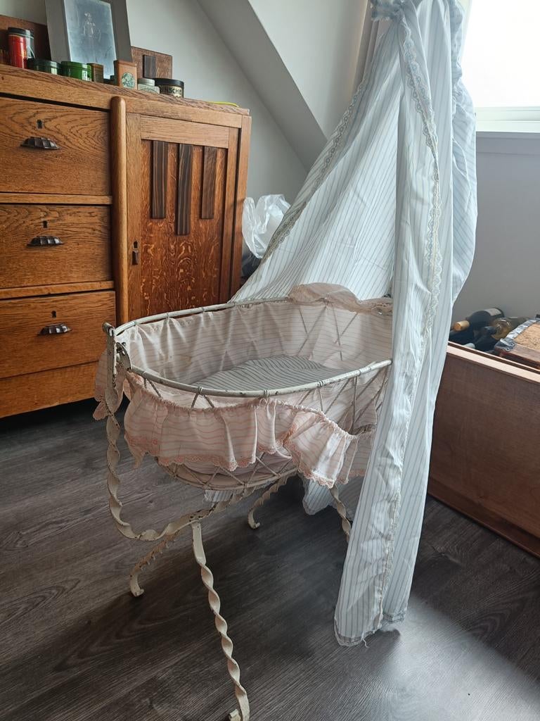 Vinted oude smeedijzer poppenwieg, Ophalen of Verzenden