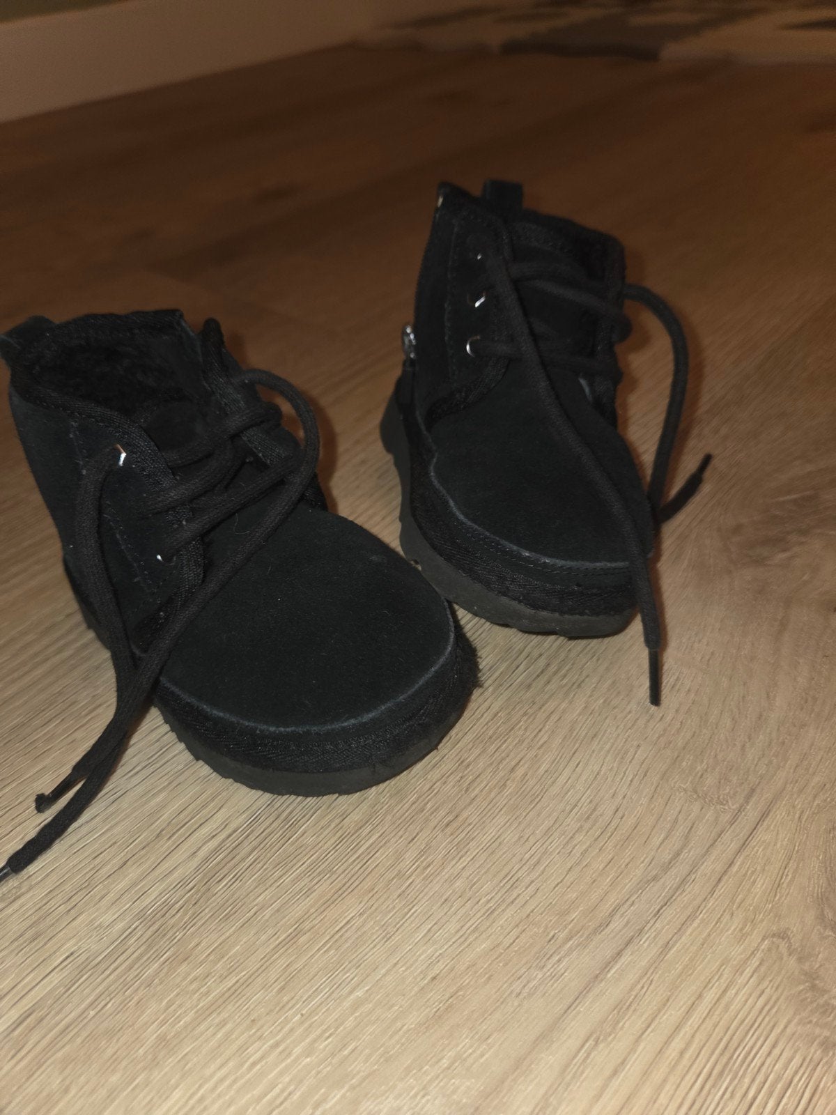 Zwarte UGG laarsjes maat 23.5, Kinderen en Baby's, Kinderkleding | Schoenen en Sokken, Gebruikt, UGG, Jongen of Meisje, Ophalen of Verzenden