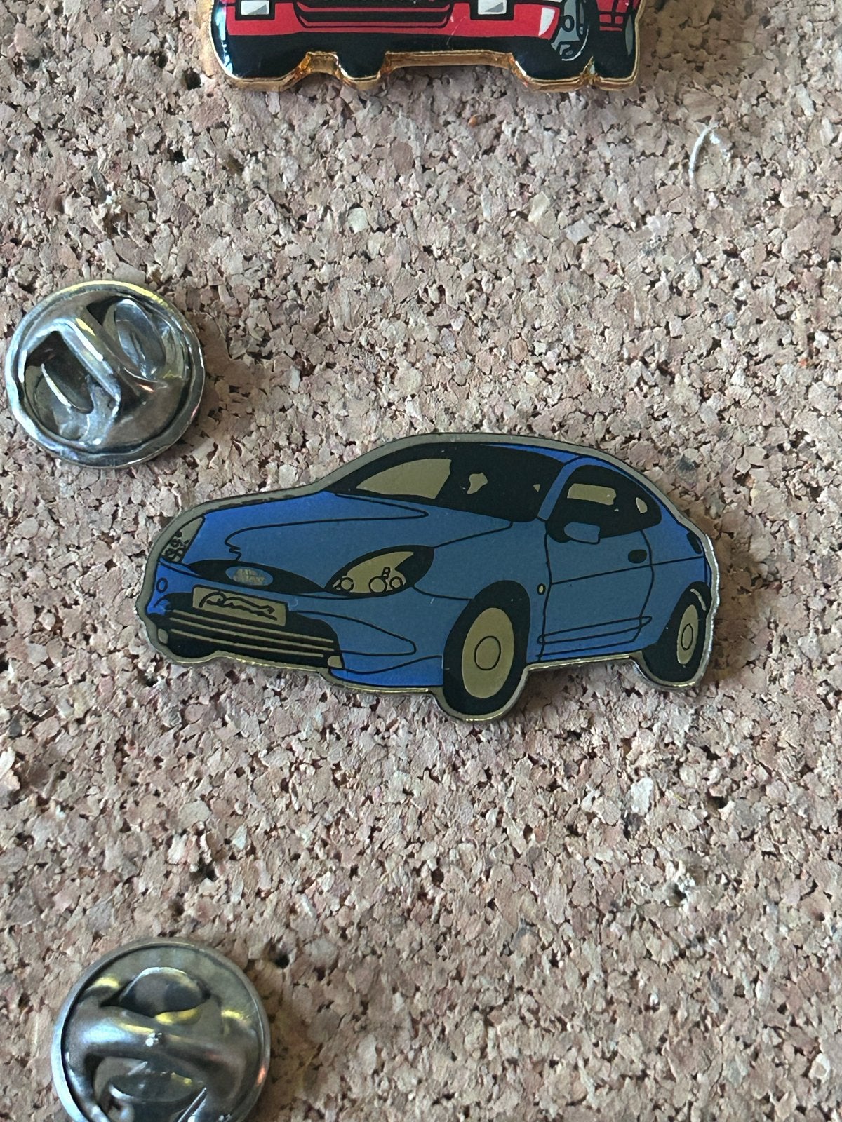 Blauwe Ford Puma auto pin, Ophalen of Verzenden, Zo goed als nieuw, Transport, Speldje of Pin