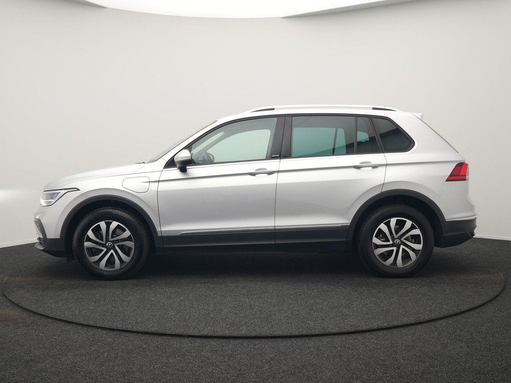 Volkswagen Tiguan 1.4 TSI eHybrid Active PHEV 245pk Dealer O, Auto's, Volkswagen, 1716 kg, Stof, Zwart, 4 cilinders