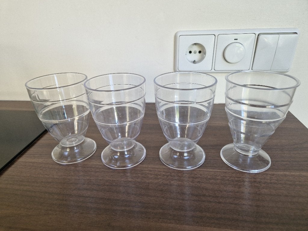 4 stuks kunststoffen / plastic glazen, Huis en Inrichting, Keuken | Servies, Ophalen of Verzenden, Zo goed als nieuw, Overige stijlen