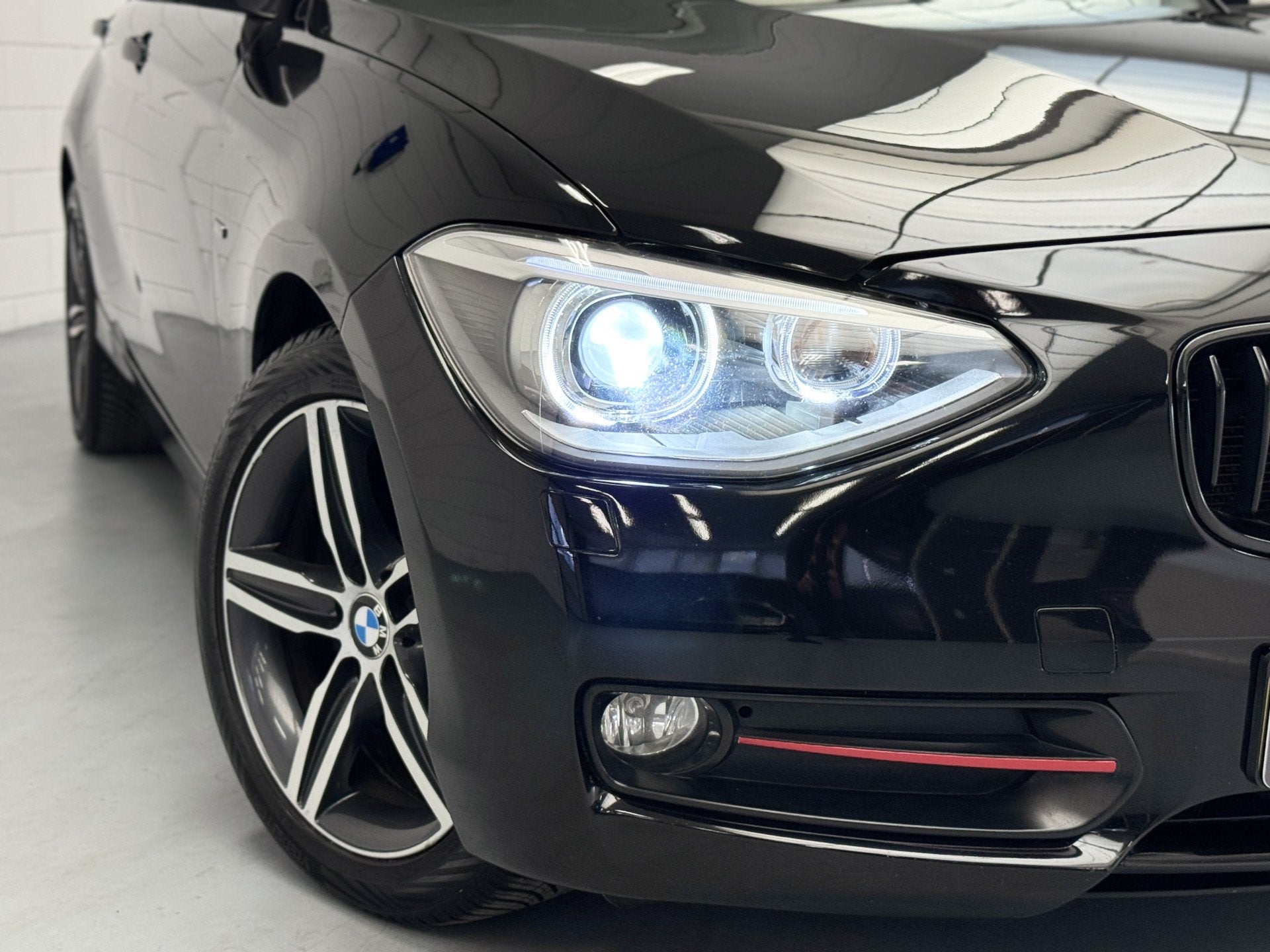 BMW 1-serie 116i High Executive 2013, Xenon, Zonnedak, Auto's, Dealer onderhouden, Gebruikt, 4 cilinders, Zwart