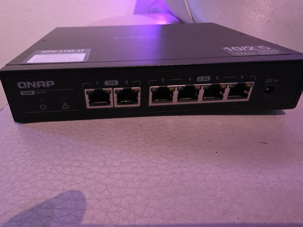 QNAP Switch QSW-2104-2T in perfecte staat, Ophalen, Zo goed als nieuw