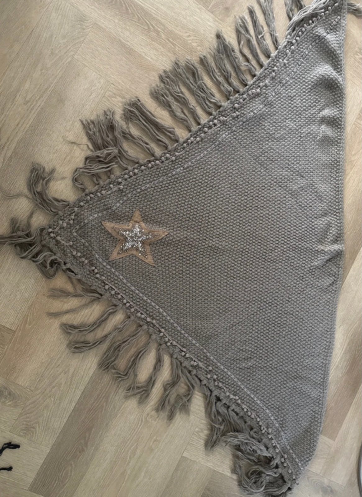 Zandkleurige poncho met ster en franjes, Ophalen of Verzenden, Gedragen