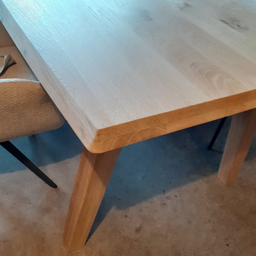 Massief eiken eettafel met houten tapse poten .NIEUW., Eikenhout, Rechthoekig, Nieuw, 200 cm of meer