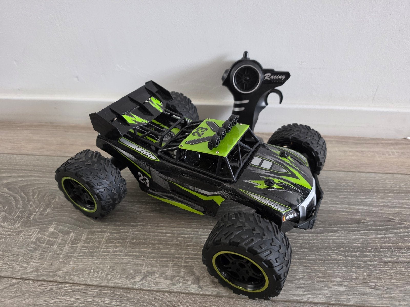Mooie, weinig gebruikte bestuurbare auto, Elektro, Auto offroad, Ophalen of Verzenden, Zo goed als nieuw