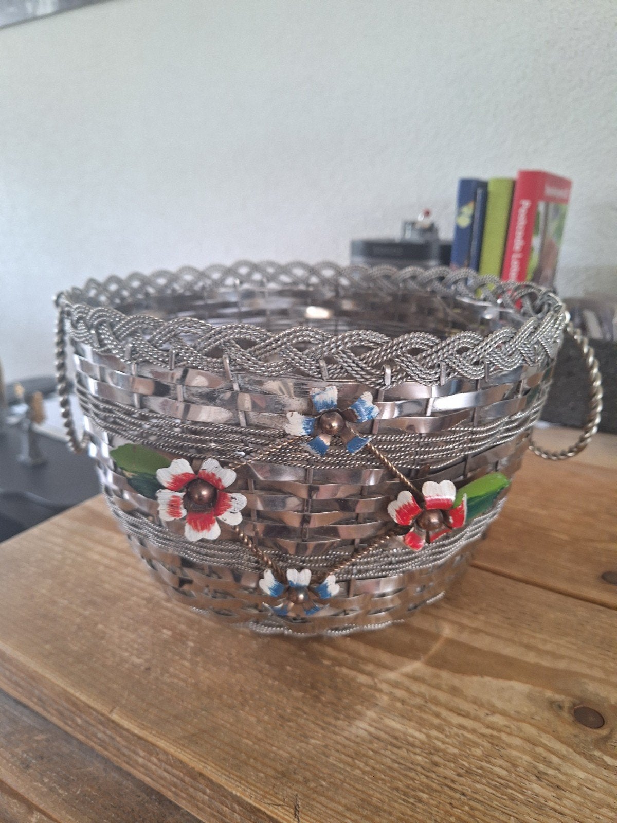 Vintage Verzilverde Broodmand met Emaille Bloemversiering, Antiek en Kunst, Ophalen of Verzenden