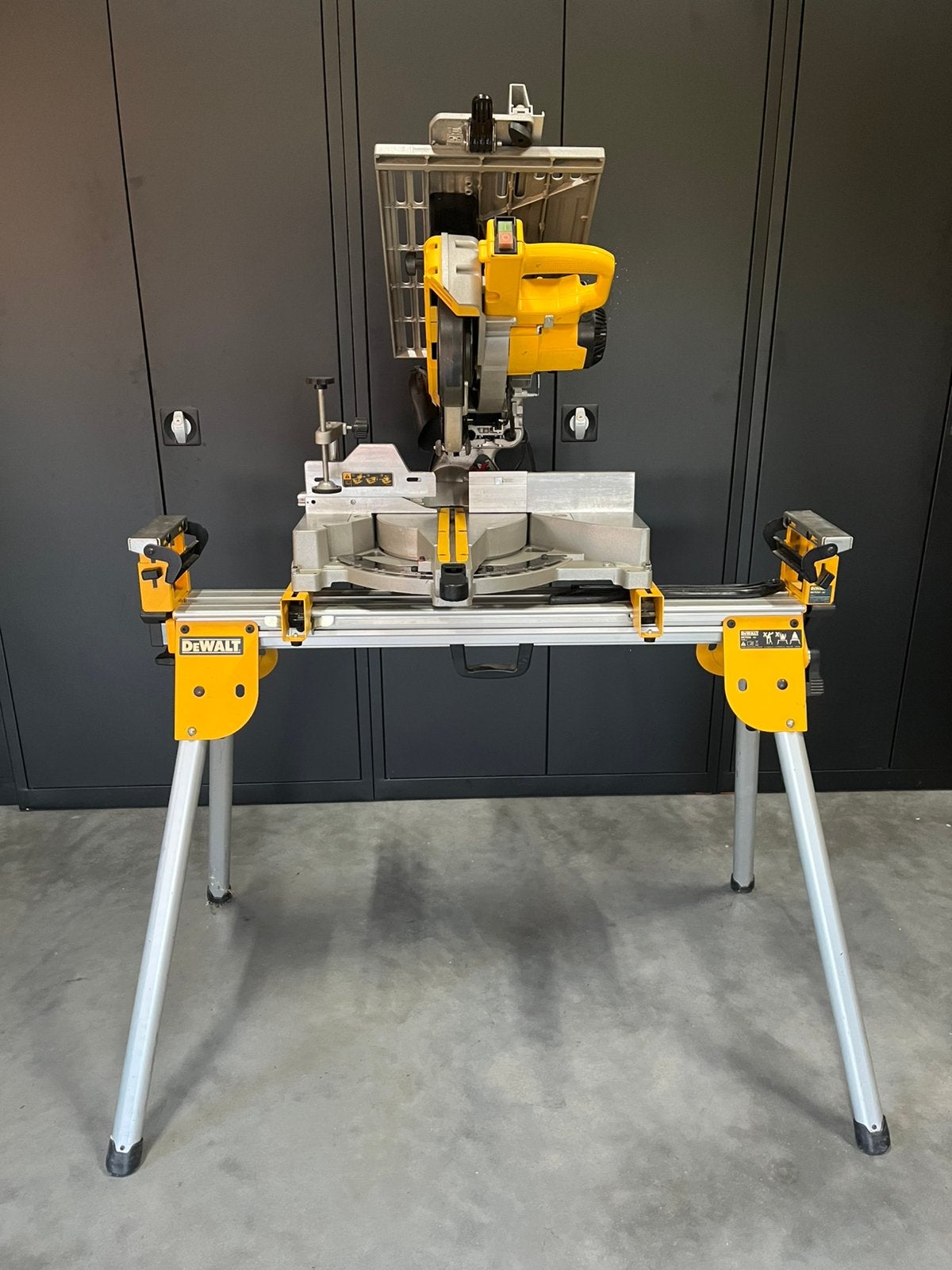 DeWalt D27112-QS met origineel onderstel, Ophalen, Gebruikt, Afkortzaag, 1200 watt of meer