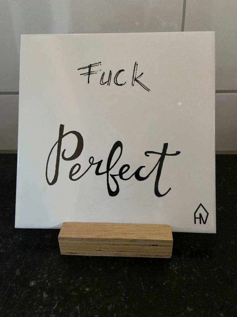 Decoratief Tegeltje "Fuck Perfect" met Houten Standaard, Nieuw, Ophalen of Verzenden, Modern, Wit