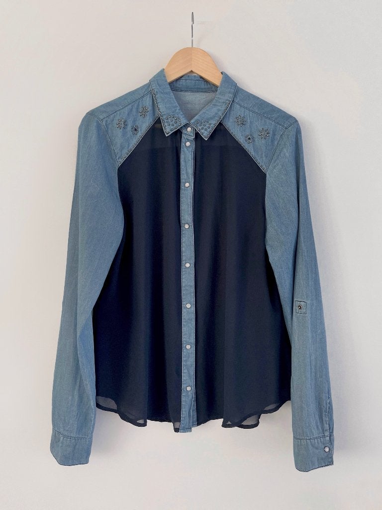 Denim en donkerblauwe chiffon blouse kraaltjes - 38/40 M/L, Maat 38/40 (M), Blauw, Ophalen of Verzenden, Onbekend