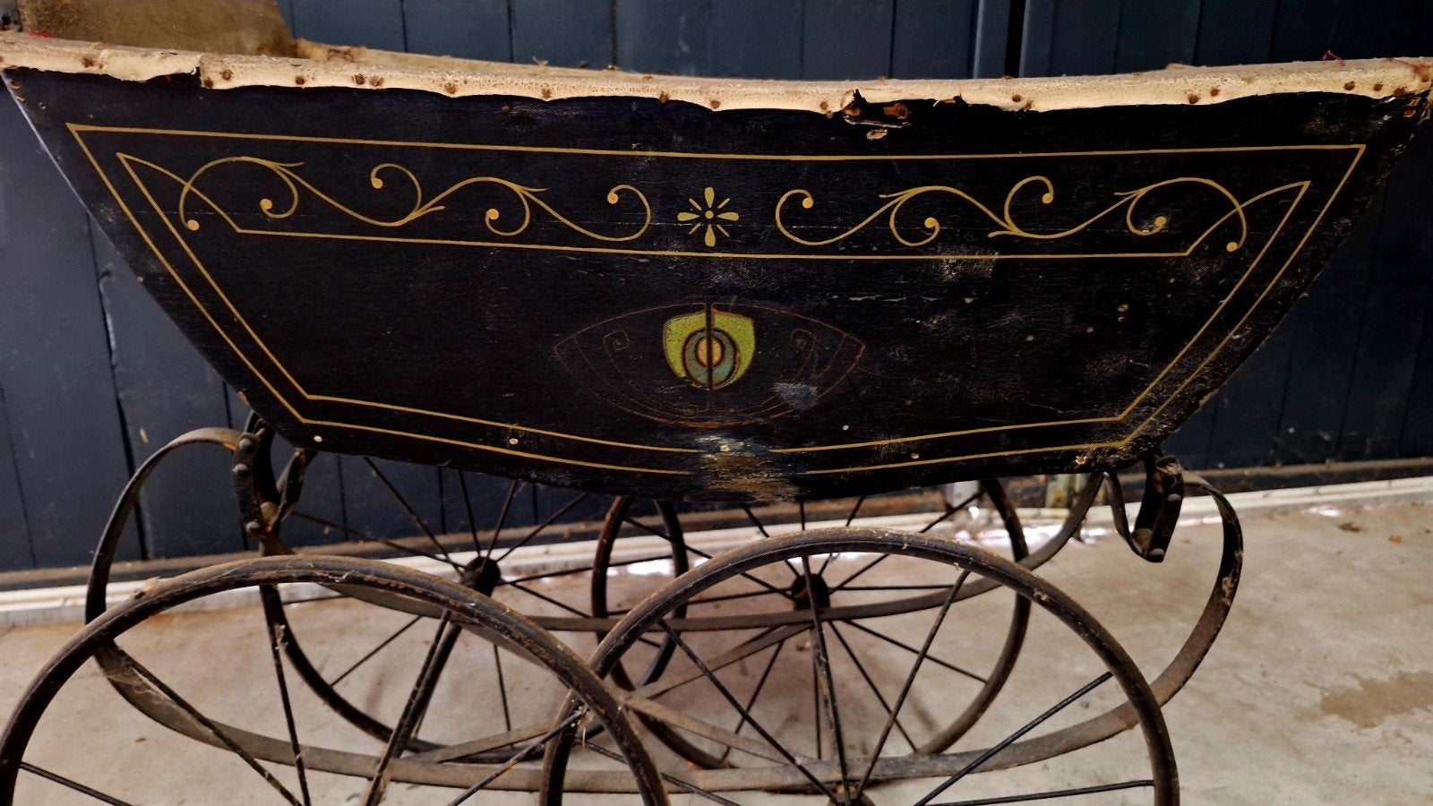 Antieke poppenwagen., Ophalen