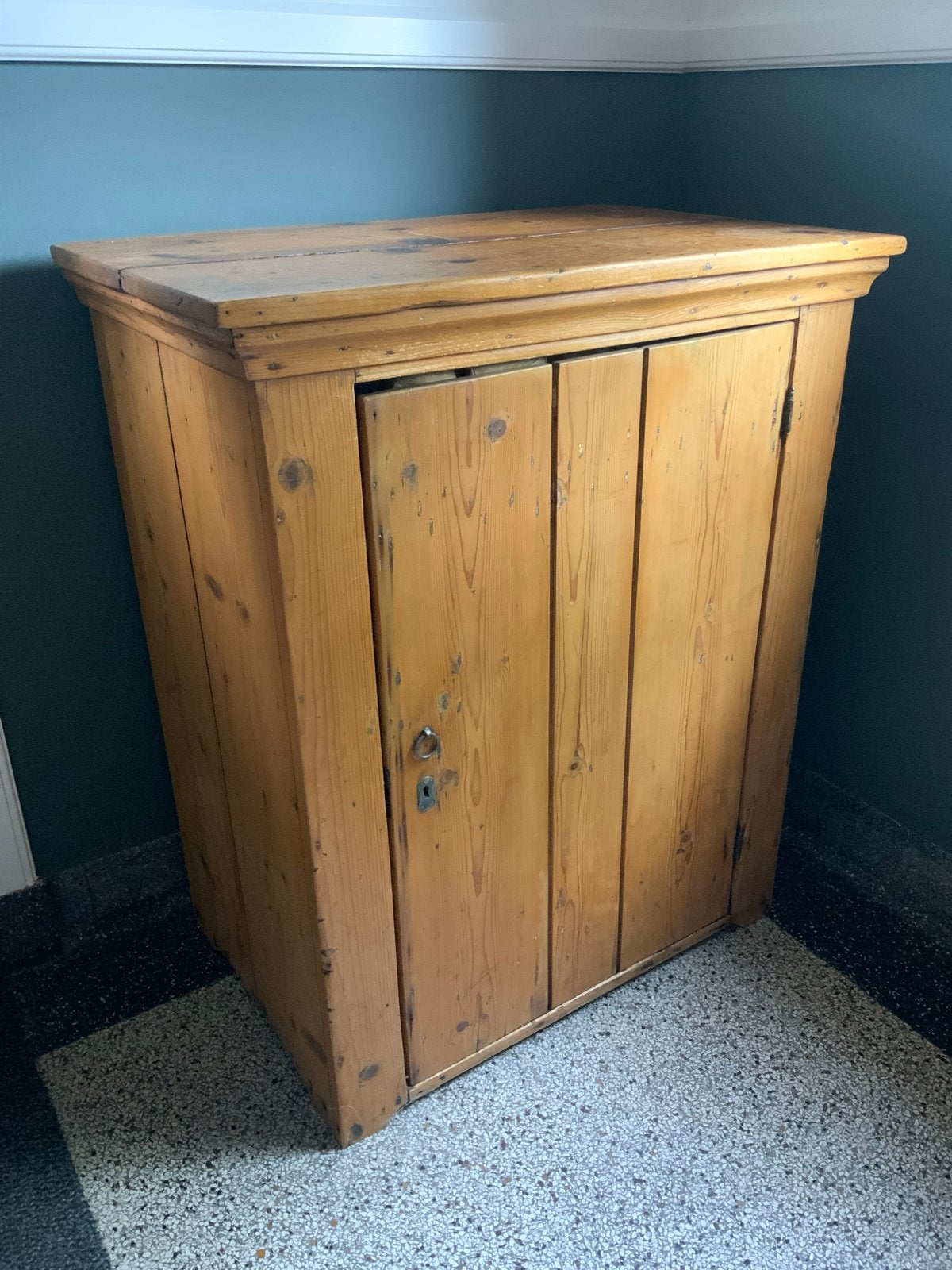 Antieke grenen kast met 2 planken, Ophalen