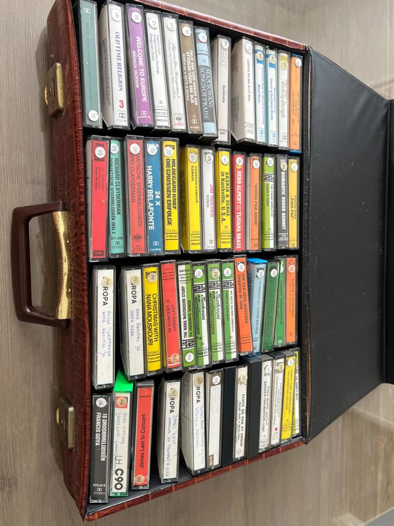 Oude cassettebandjes in koffer, Ophalen, Gebruikt, Overige genres, 2 t/m 25 bandjes