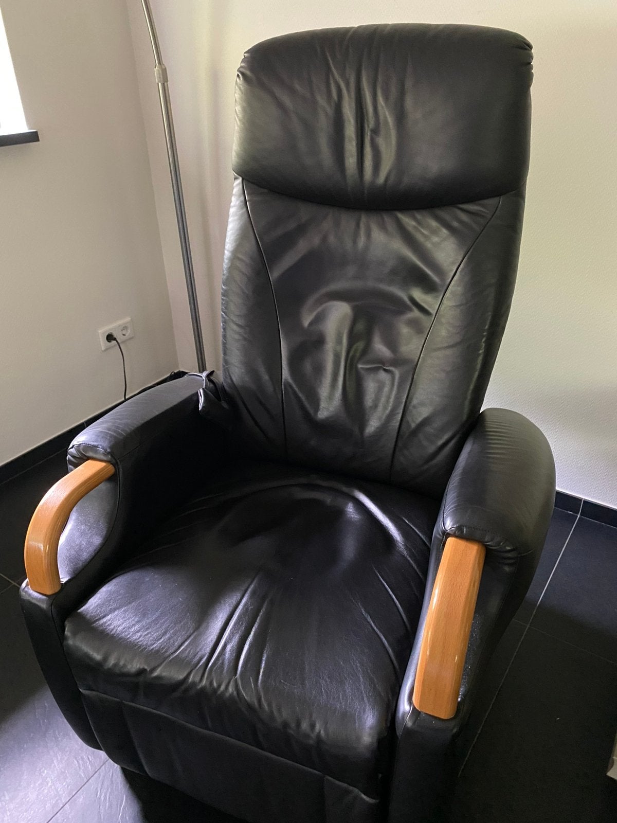 Gebruikte zwart leren Fitform sta op stoel., Huis en Inrichting, Fauteuils, Ophalen, Gebruikt, Minder dan 75 cm, Leer