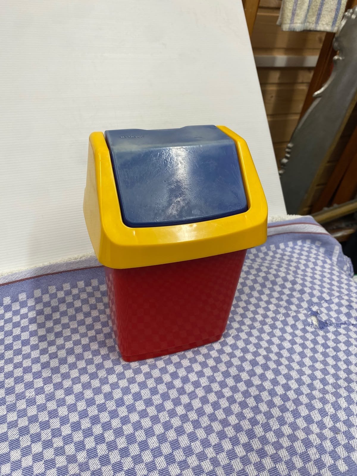 Curver prullenbakje voor op het aanrecht - rood/blauw/geel, Minder dan 10 liter, Ophalen of Verzenden, Gebruikt, Kunststof