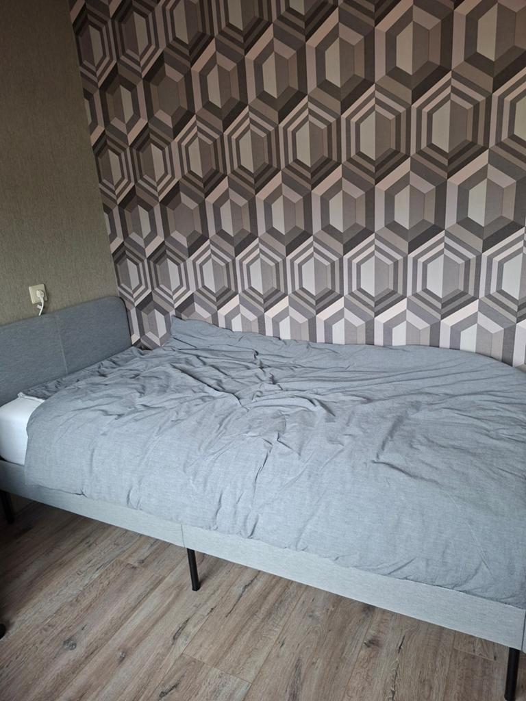 Comfortabel grijs bed met hoofdbord, Gebruikt, 90 cm, Eenpersoons, Ophalen of Verzenden