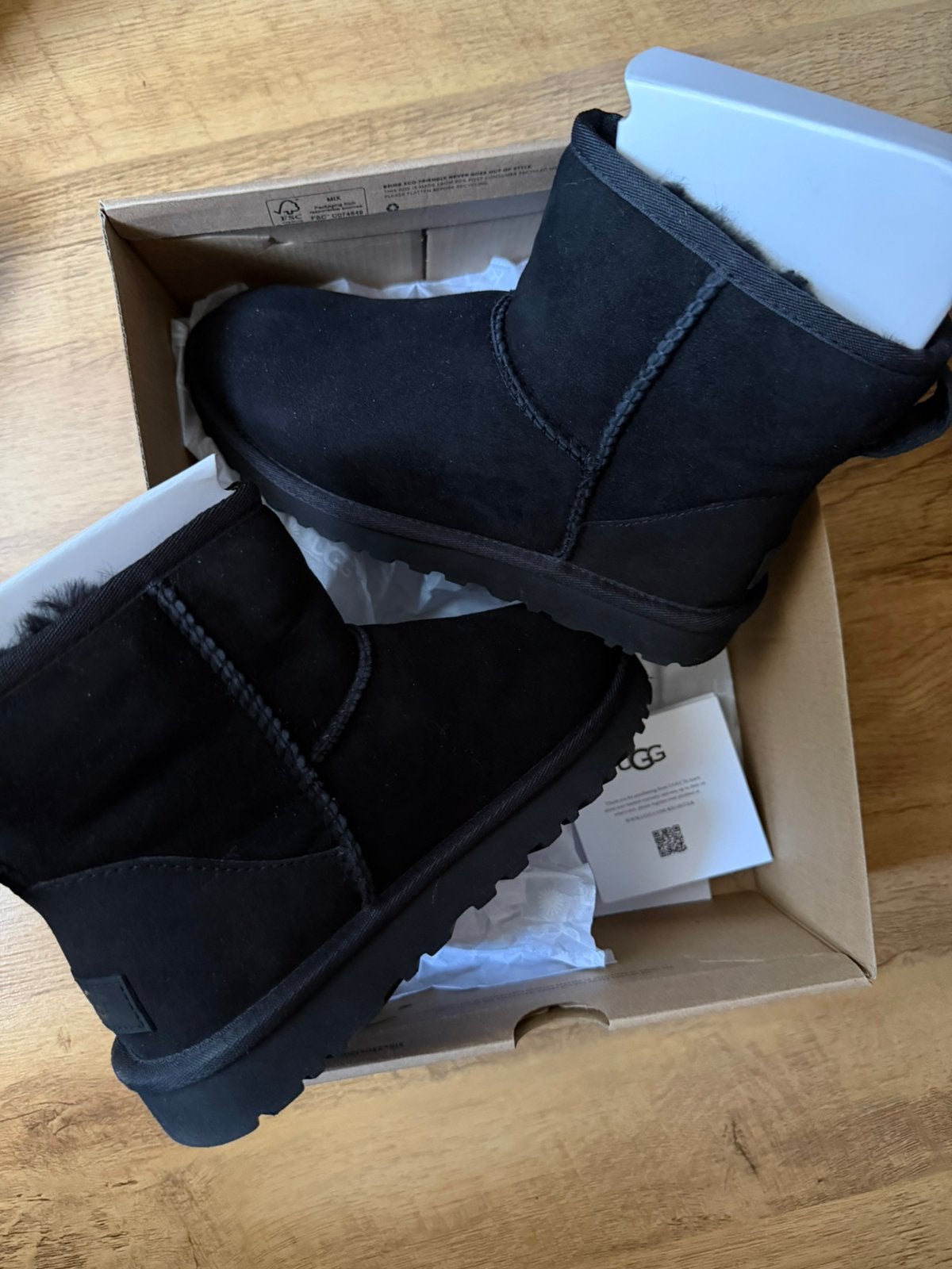 Nieuw Uggs classic mini 2 maat 37, Zwart, Snowboots, Nieuw, Ophalen of Verzenden