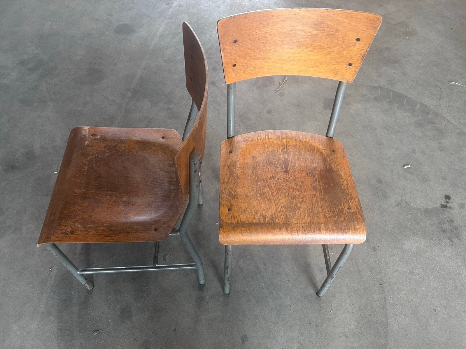 2 Industriële vintage design schoolstoelen stoelen hout, Ophalen