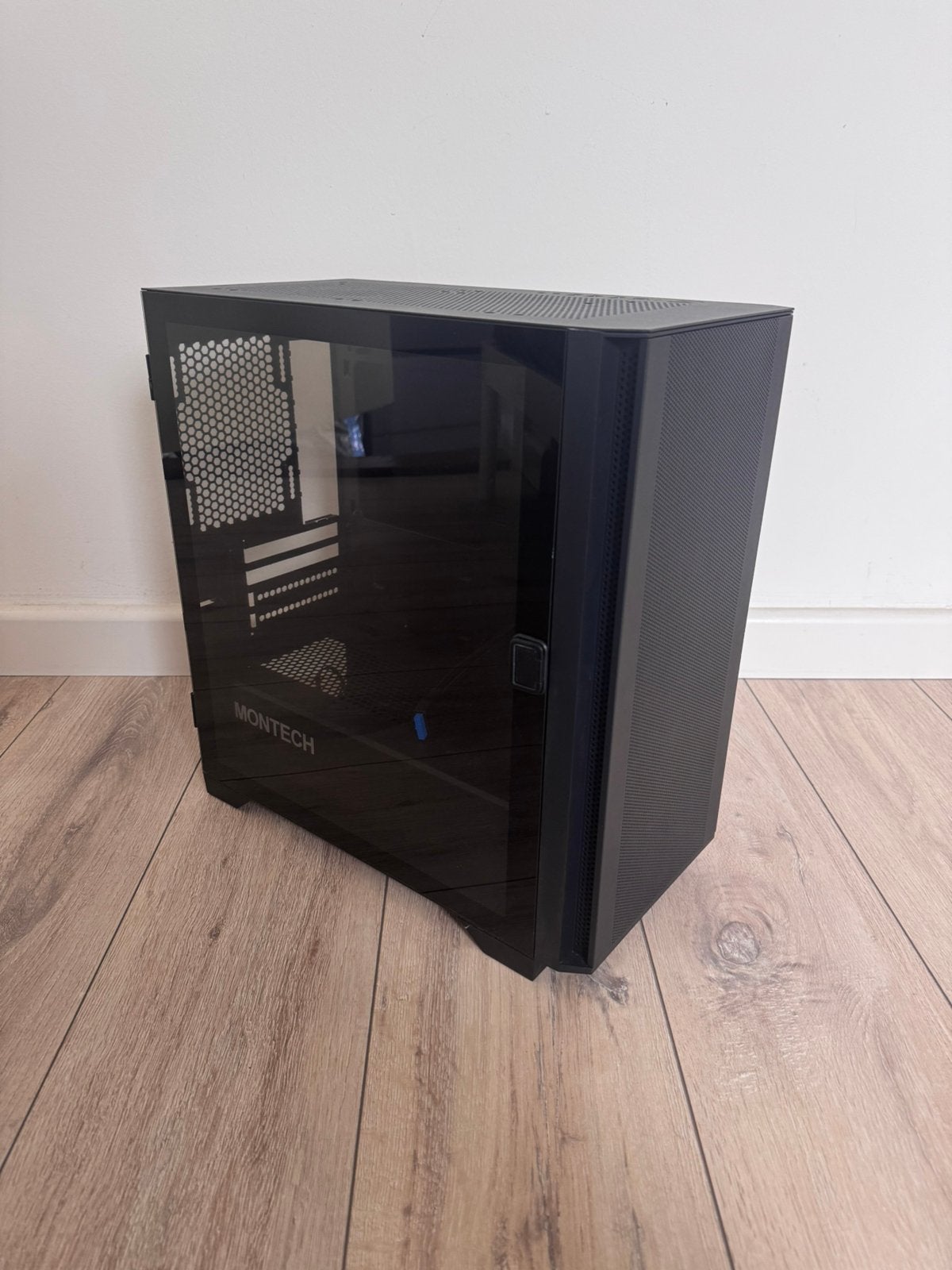 Montech Air 100 RGB pc case inclusief doos, Computers en Software, Computerbehuizingen, Ophalen, Zo goed als nieuw