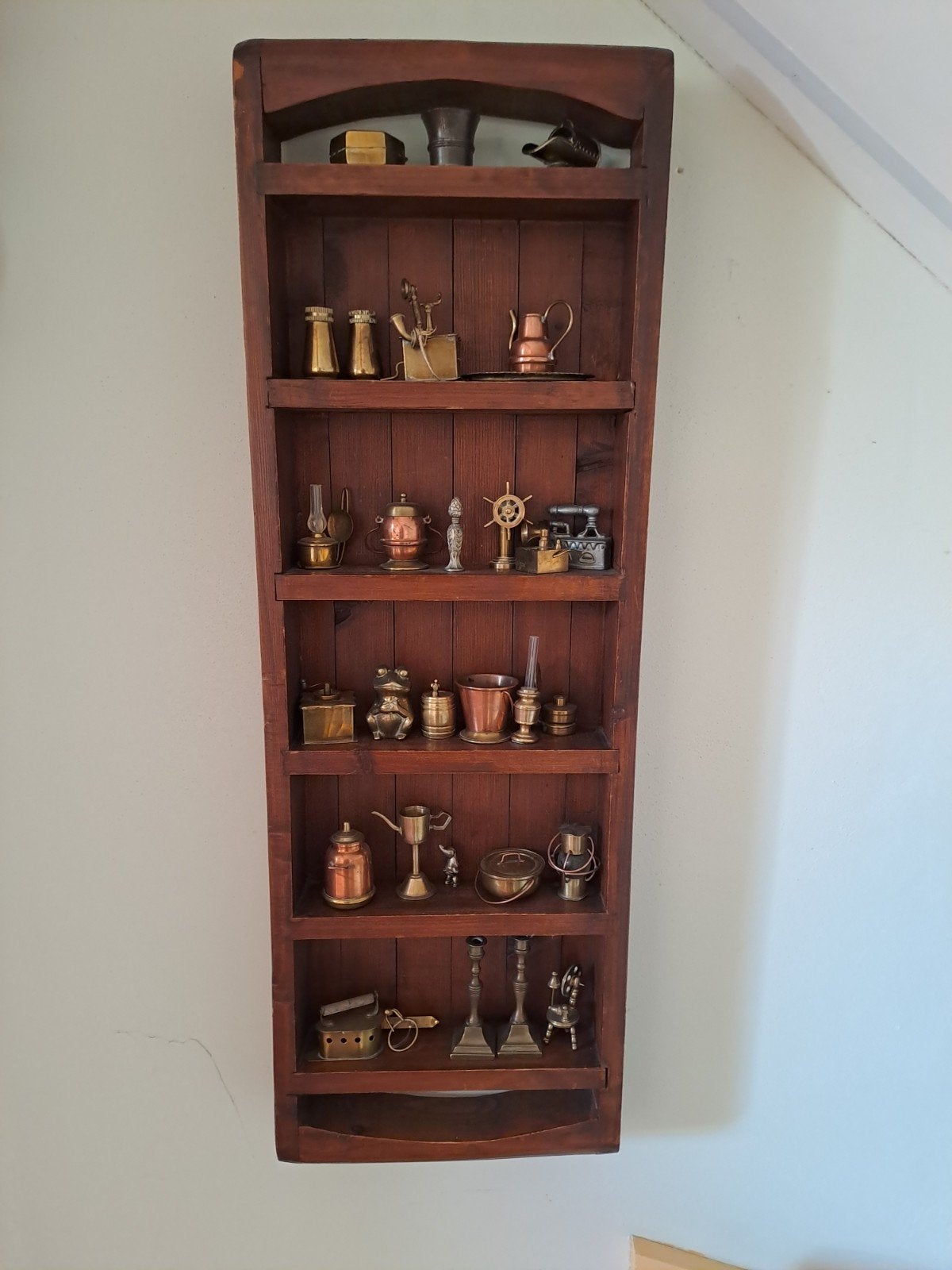 Verzameling van koperen en bronzen miniaturen op houten rek, Ophalen of Verzenden