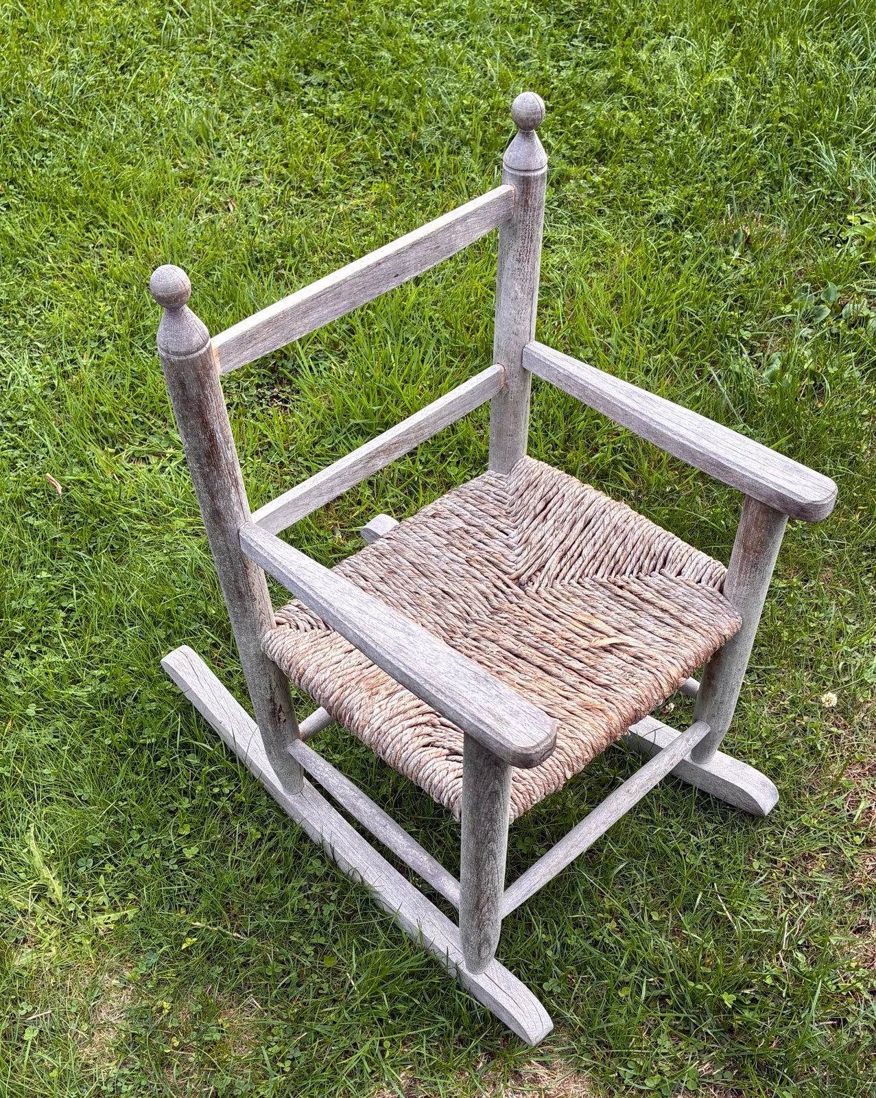 Kleine houten schommelstoel met rieten zitting, Huis en Inrichting, Stoelen, Ophalen, Gebruikt, Bruin, Eén