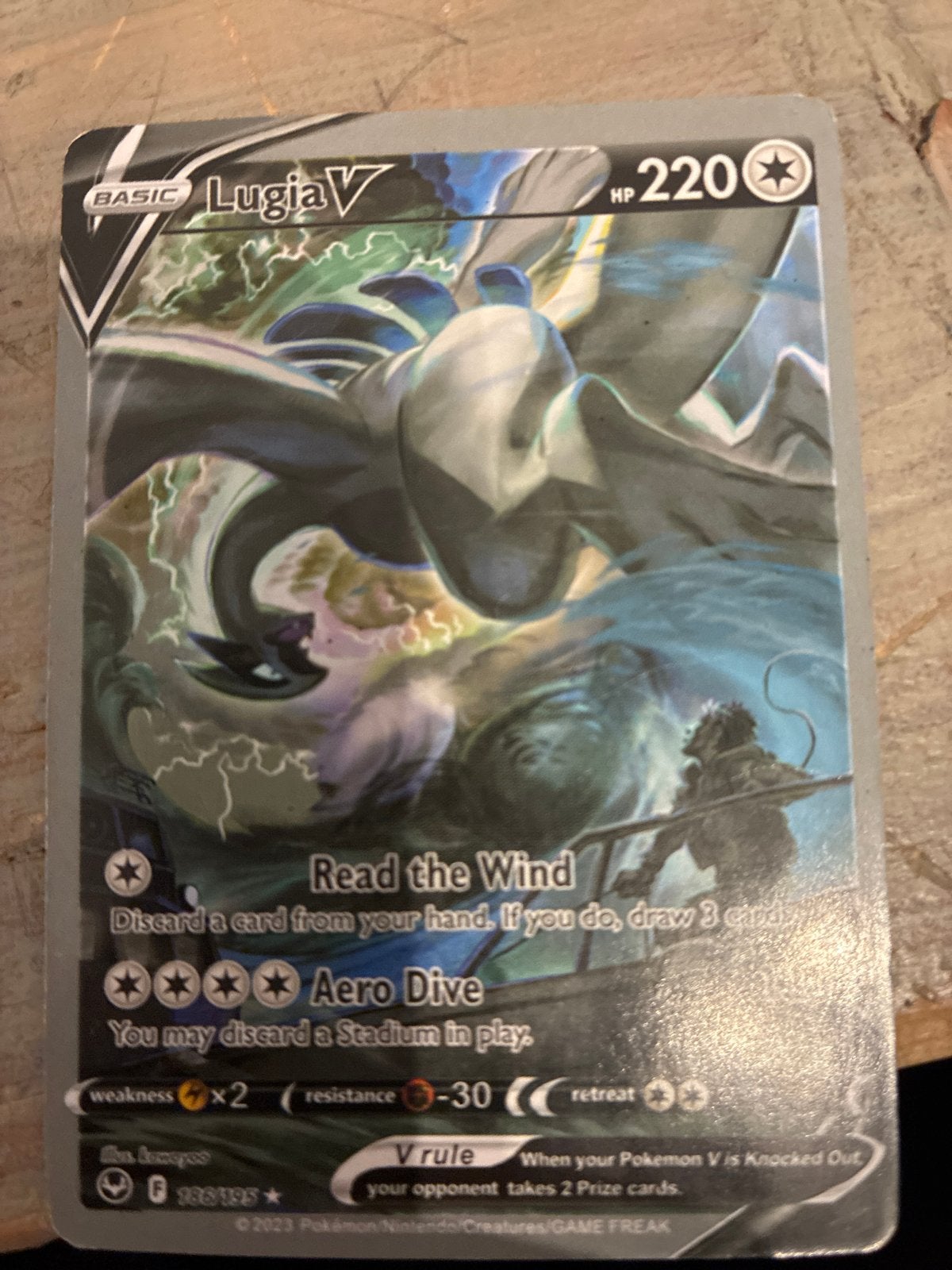 Lugia V Pokemon Kaart - Zeldzaam en Krachtig, Ophalen of Verzenden, Gebruikt, Losse kaart, Foil