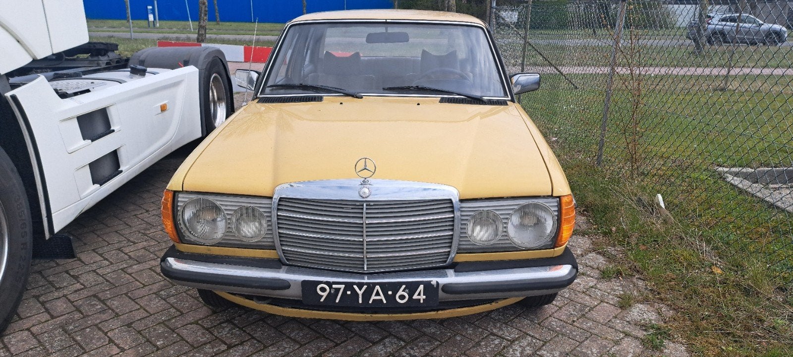 Mercedes-Benz 200-Serie 2.4 240 D AUT 1977 Geel, 2404 cc, Geel, Bedrijf, Diesel
