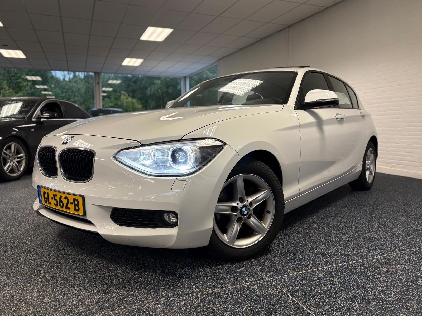 BMW 1-serie 118d Business+ | Automaat | Pano | Navi | Cruise, Auto's, Euro 5, Achterwielaandrijving, Wit, 140 €/maand