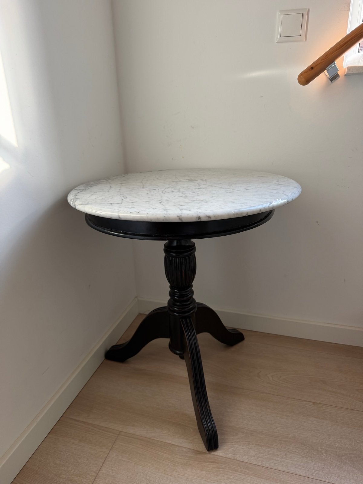 Ronde bijzettafel met marmeren blad, Ophalen
