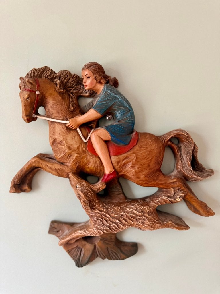 Vintage muurreliëf van amazone in galop met hond, Antiek en Kunst, Verzenden