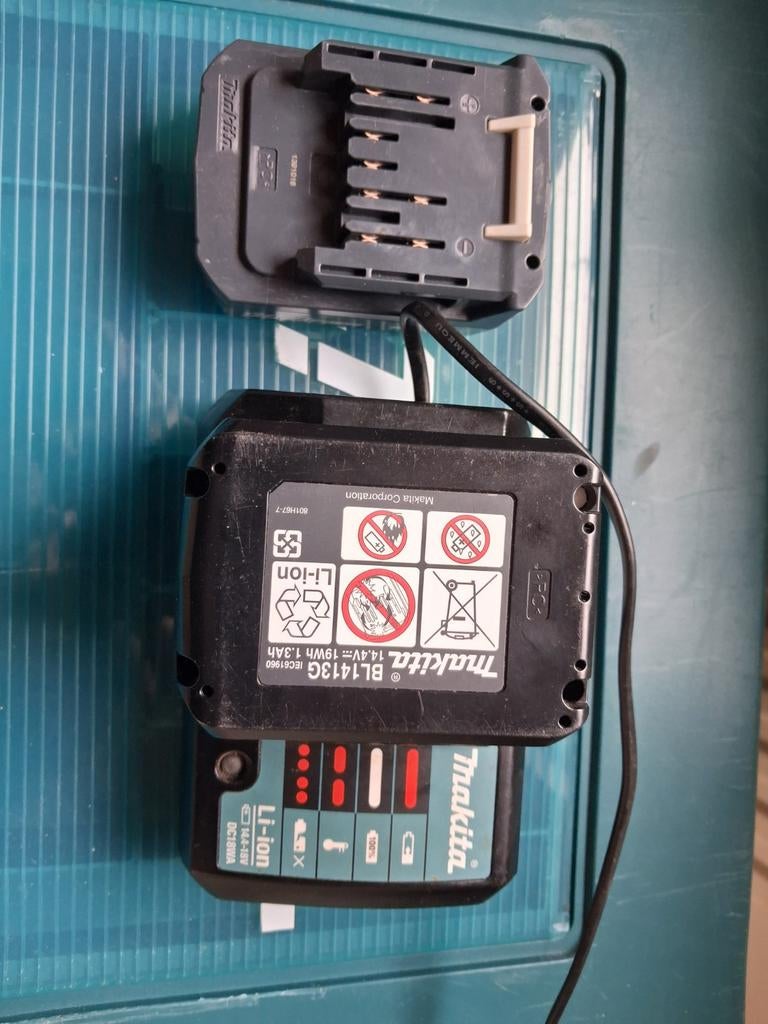 Makita 14.4V Acculader met 2 gratis Accu's, Ophalen of Verzenden