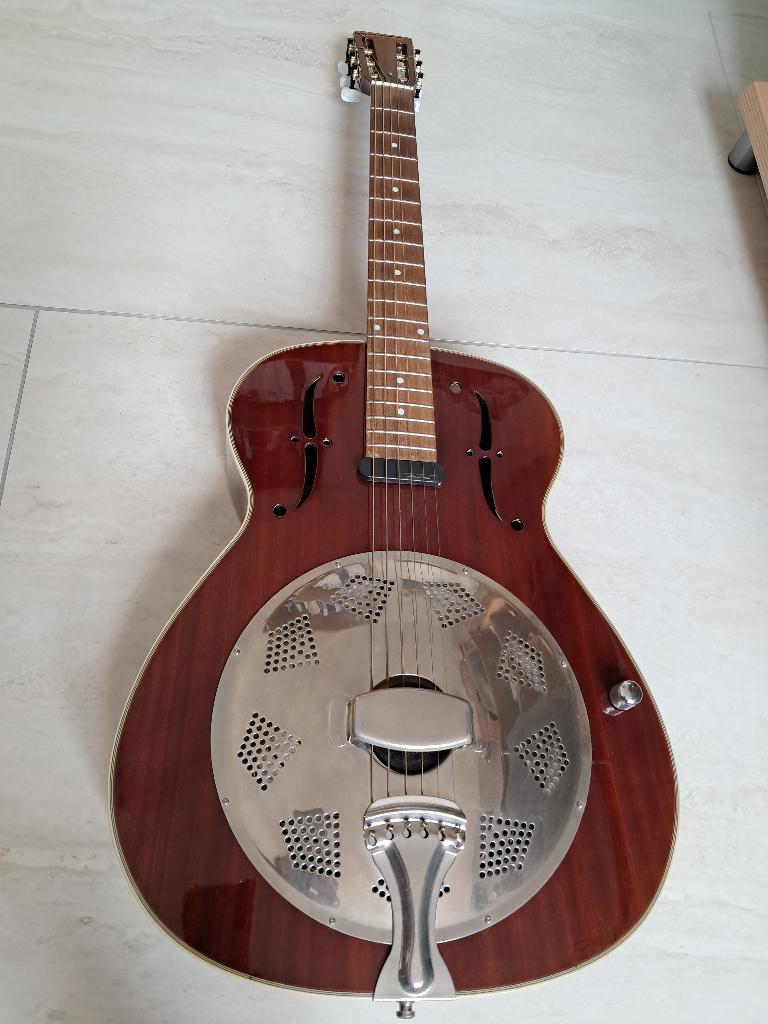 Johnson Resonator, Muziek en Instrumenten, Ophalen, Zo goed als nieuw, Resonator- of Dobrogitaar, Met (piezo-)element