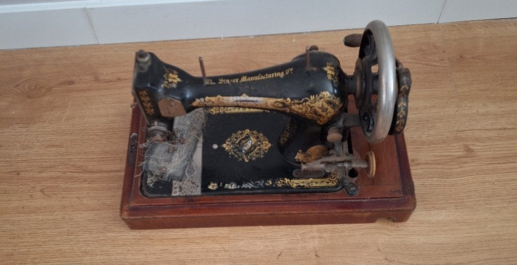 Oude Singer naaimachine in houten originele koffer, Ophalen