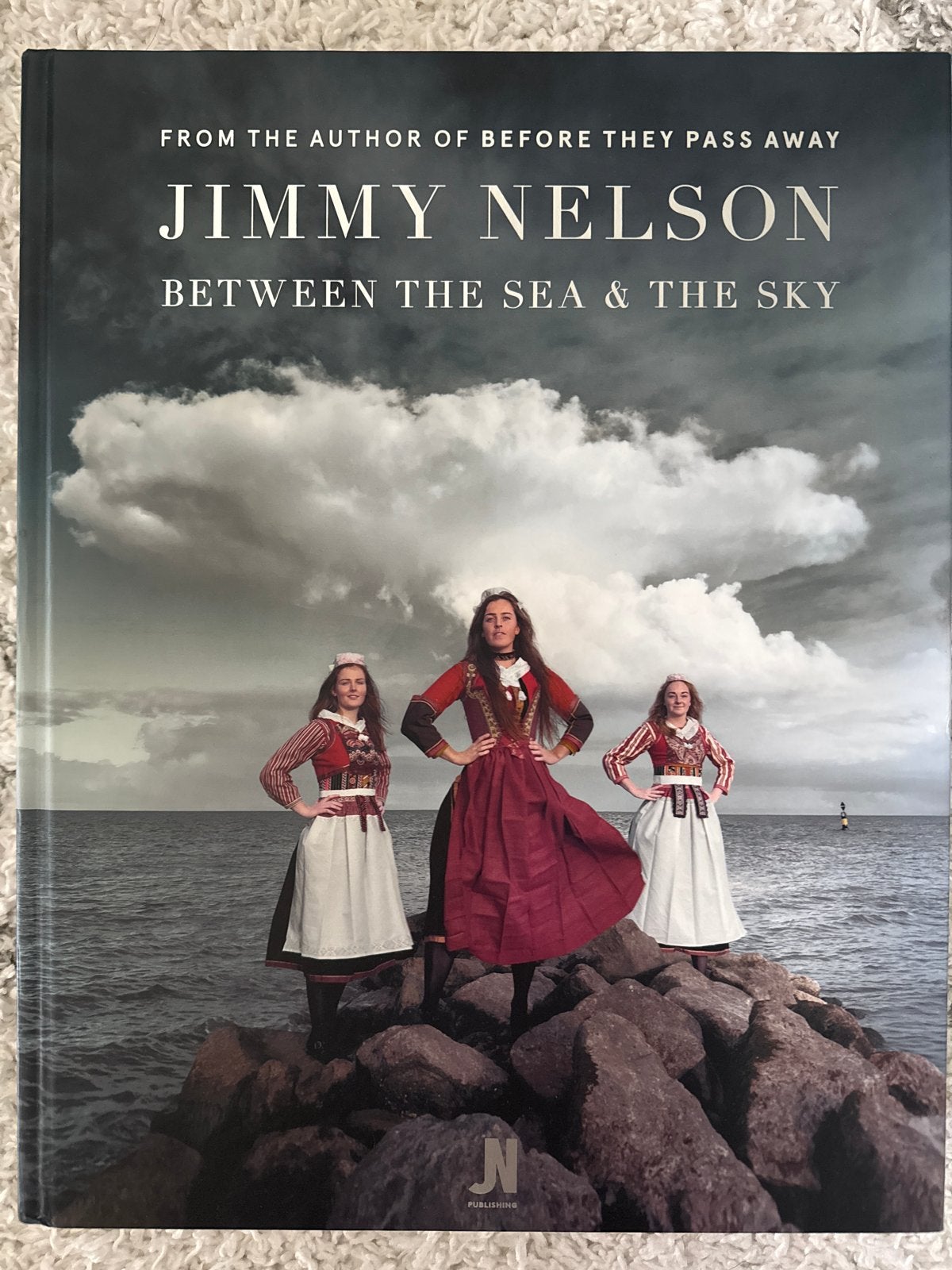 Jimmy Nelson - Between the Sea & the Sky (Fotoboek), Ophalen, Nieuw, Nederland