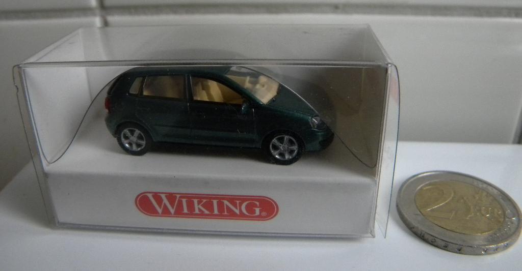 VW POLO DONKERGROEN IN OVP VW POLO MINIATUUR, Hobby en Vrije tijd, Modelauto's | 1:87, Ophalen of Verzenden, Nieuw, Auto, Wiking