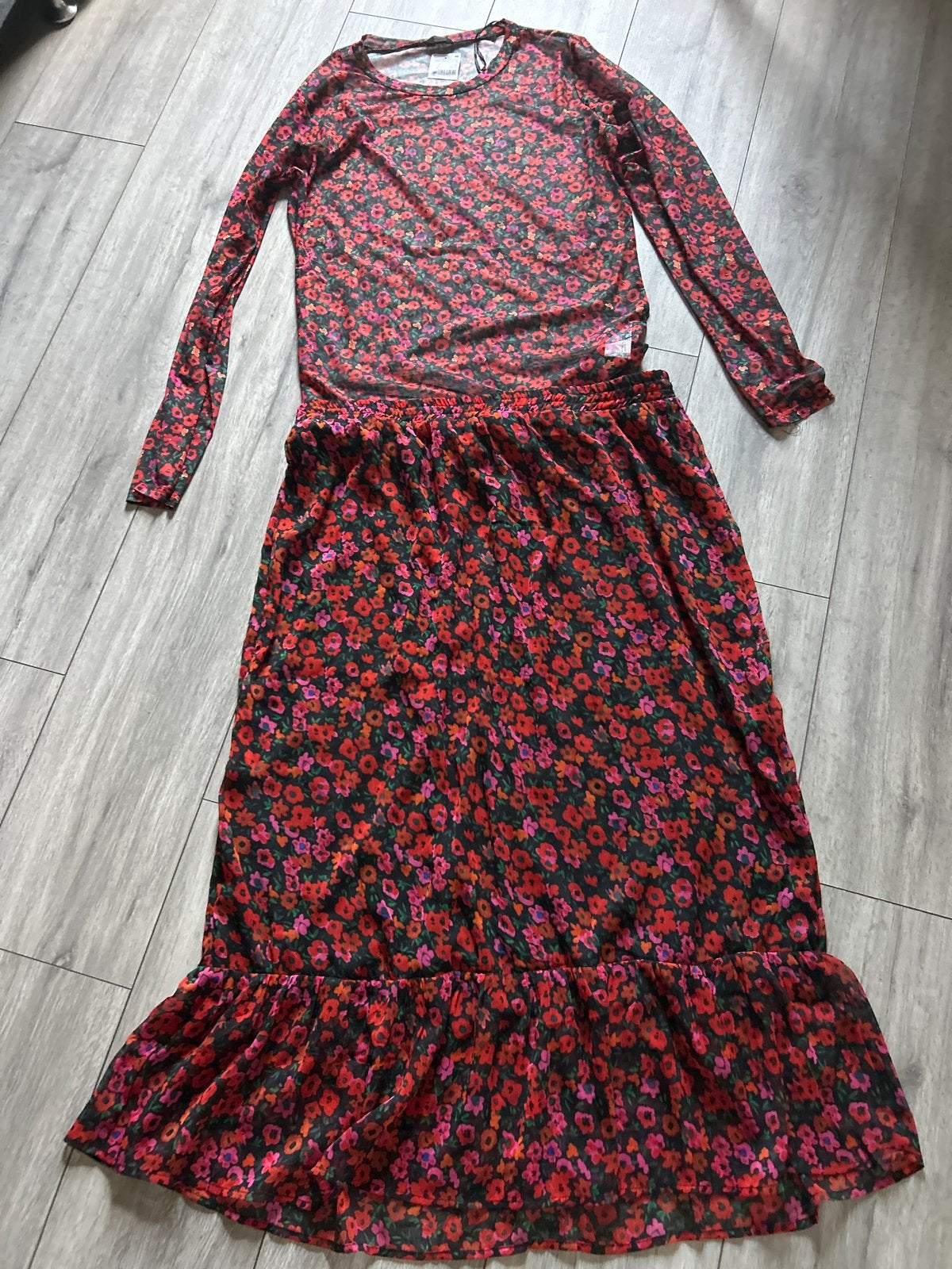 Bloemenprint rok en shirt met lange mouwen en ruches, Kleding | Dames, Meerkleurig, Maat 42/44 (L), Nieuw, Ophalen of Verzenden