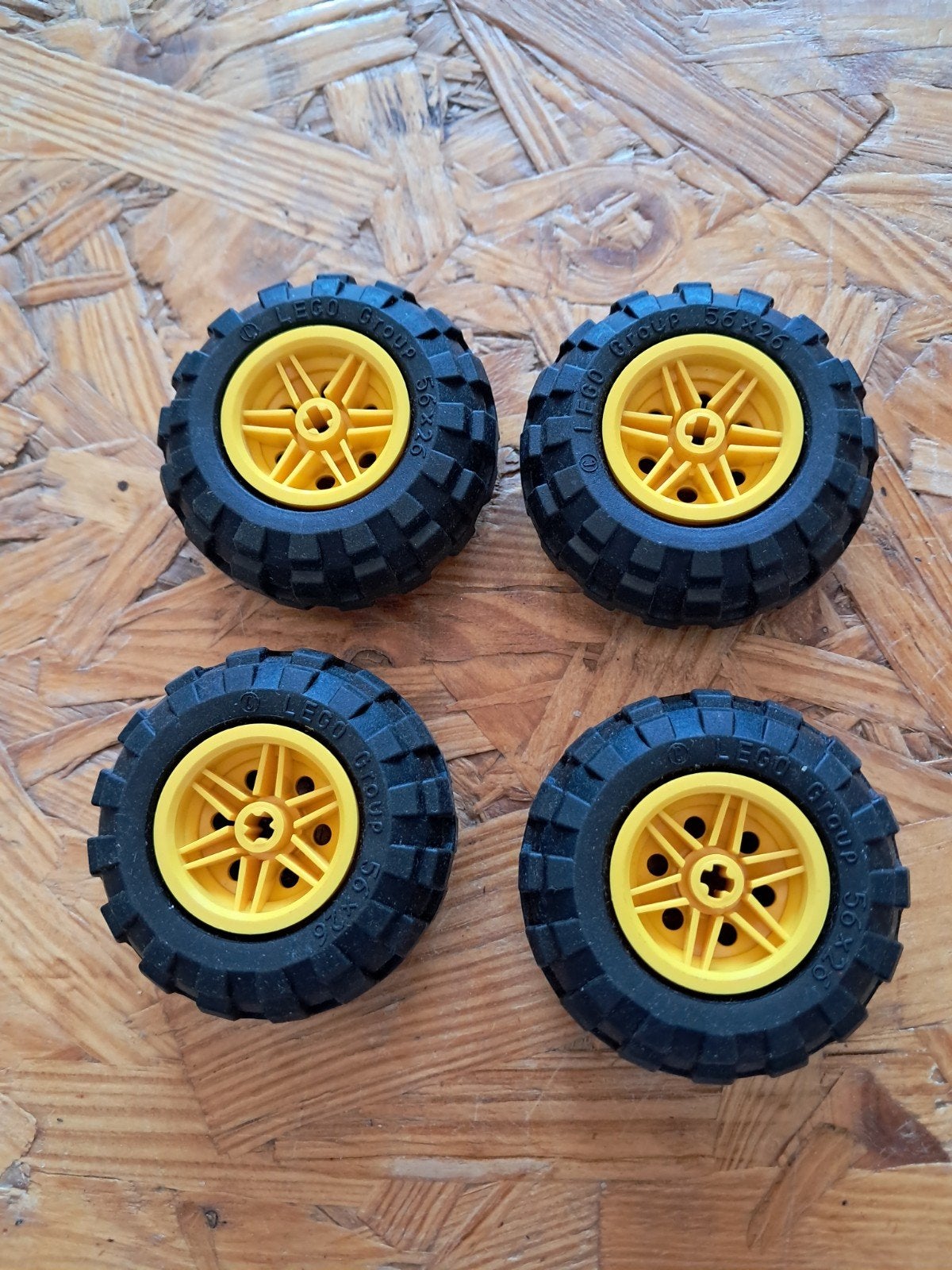 4 lego wielen 56 x 26, Ophalen