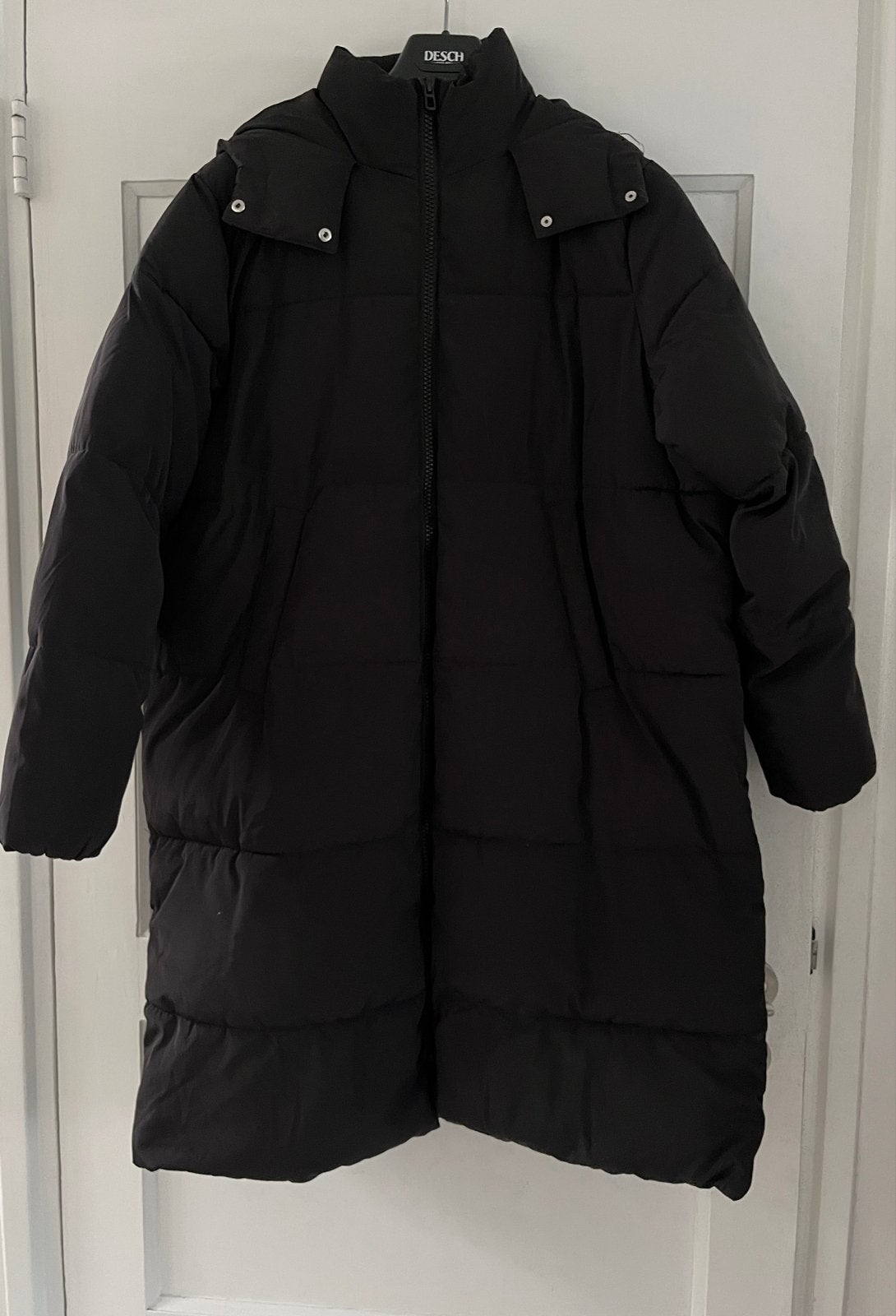 Lange zwarte pufferjas van Divided by H&M, maat M, Ophalen of Verzenden, Zo goed als nieuw, Maat 38/40 (M), Zwart
